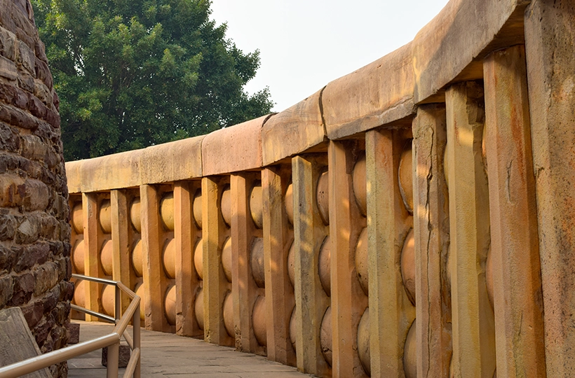 Creative Materials and Techniques for Building a Stunning Compound Wall Design 